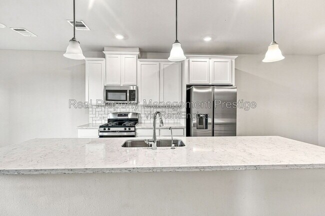 Building Photo - 7333 Hinsdale Dr