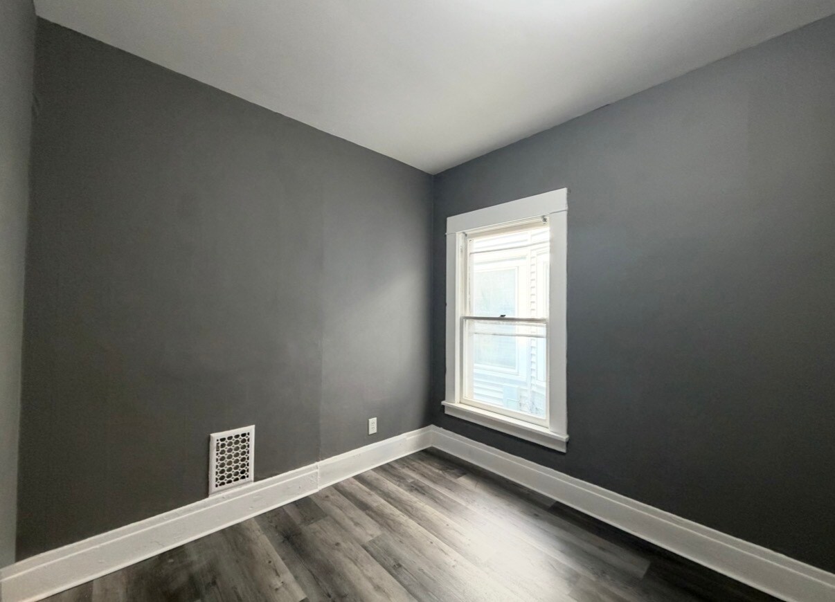 Building Photo - 1042 Elmwood Ave