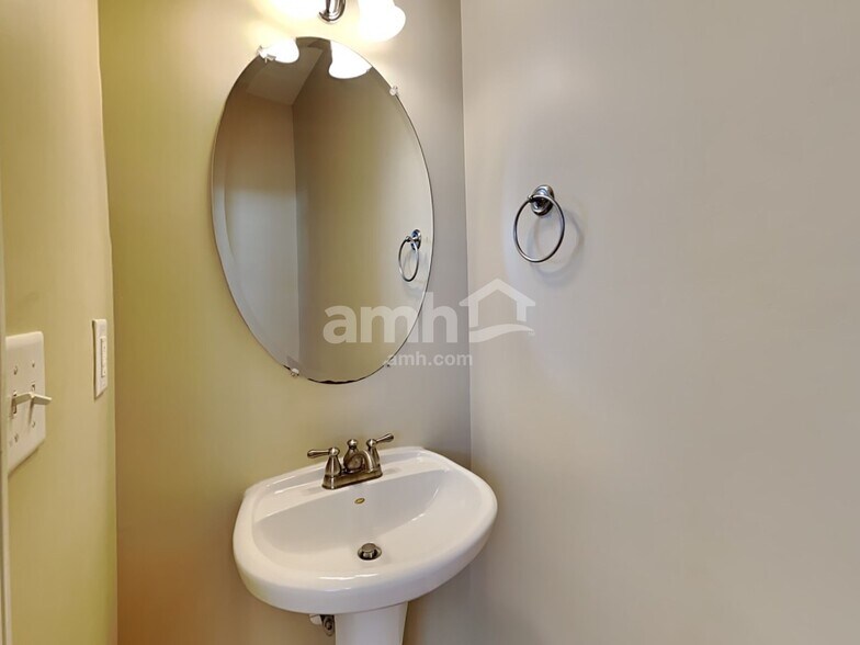 Building Photo - 2413 Thoreau St