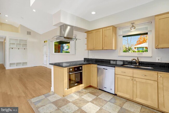 Building Photo - 6120 Beachway Dr