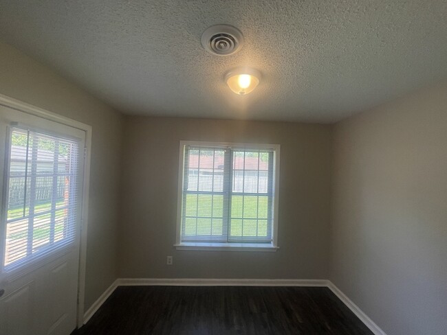 Building Photo - $500 OFF FIRST MONTH'S RENT!