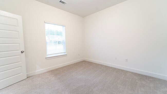 Building Photo - Stunning Like-New 4-Bedroom Home Just Minutes from Fort Stewart