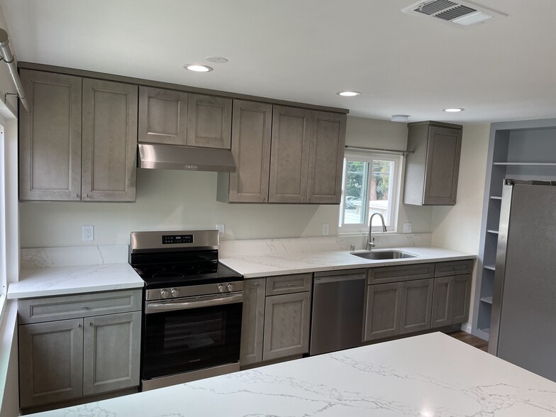 Building Photo - 3671 Howard Ave