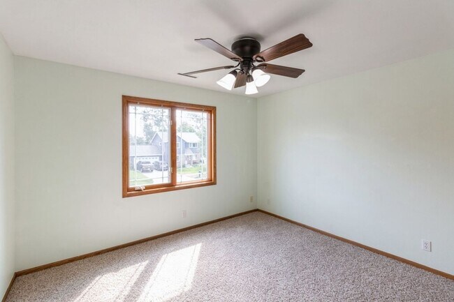 Building Photo - FINISHED BASEMENT WITH FENCED YARD! 4 Bedroom, 3.5 Bathroom Home in Ames