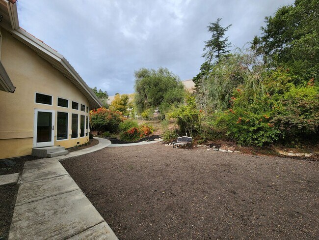 Building Photo - Luxurious 4 bed / 3.5 bath / 3,276 sqft Ho...