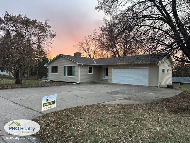 Building Photo - 3 Bedroom Main Level Duplex Unit