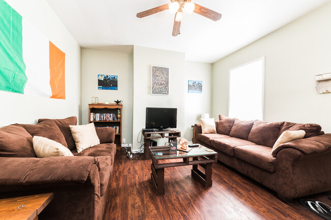 AVAILABLE MAY - 2 Bedroom 1.5 bathroom Ho... - AVAILABLE MAY  - 2 Bedroom 1.5 bathroom Ho...