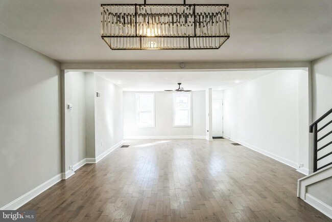 Building Photo - 382 Martin St