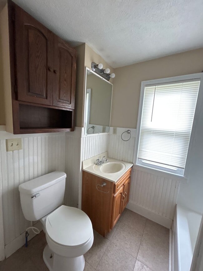 Building Photo - Charming 2-Bedroom, 1-Bathroom Home with B...