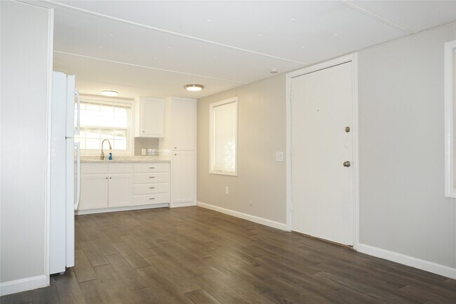 Building Photo - 8977 Gladewood