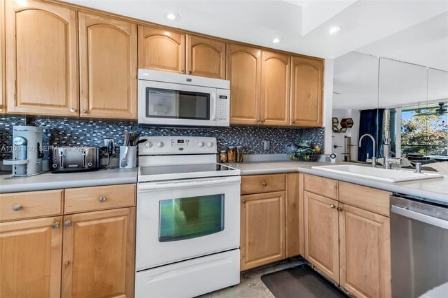 Building Photo - 120 Royal Pk Dr