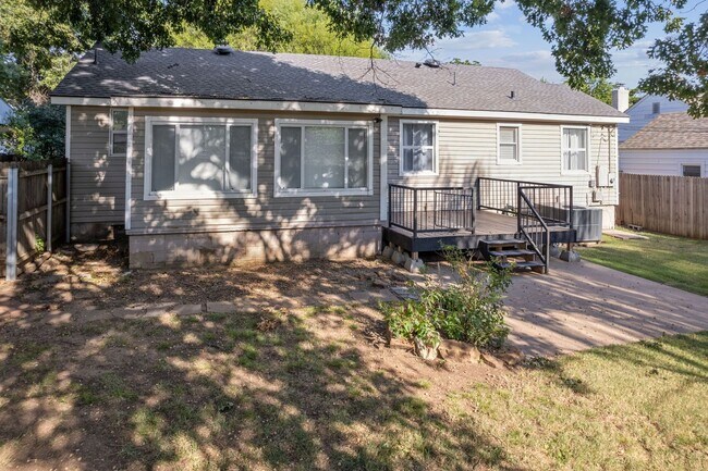 Building Photo - Adorable Home in the Heart of Midtown!