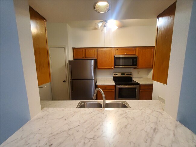 Building Photo - 17473 Red Oak Dr