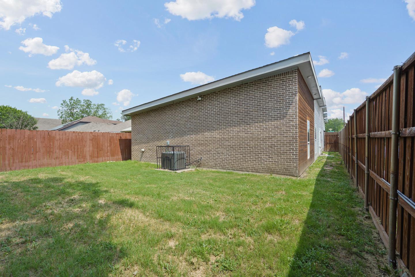 Building Photo - Modern Eagle Ford home with large fenced yard