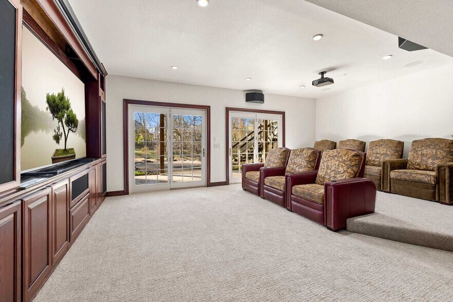 Building Photo - 515 NW D St