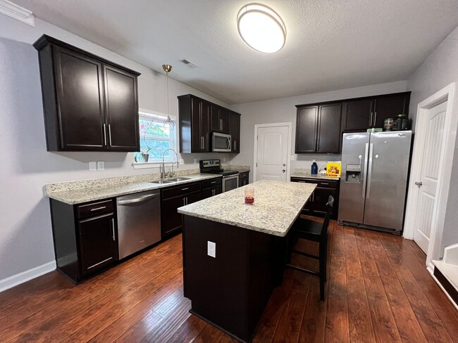 Building Photo - 3 bedroom home in Portmsouth