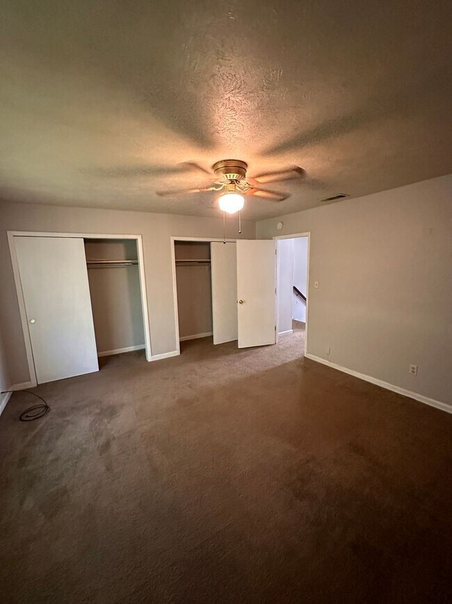 Building Photo - Gorgeous and Spacious 3 BR 1.5 BA Townhome...