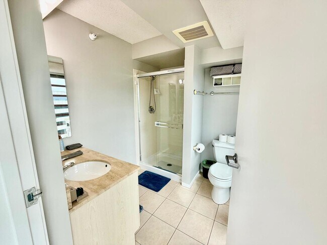 Building Photo - 1720 Maple Ave