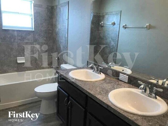 Building Photo - 2600 Sanderling St