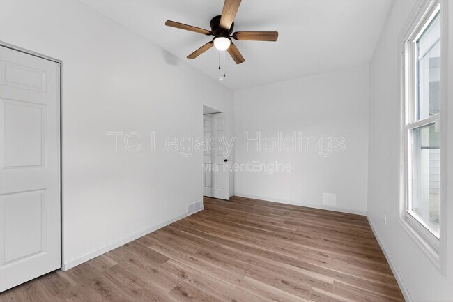 Building Photo - 407 Simpson Ave