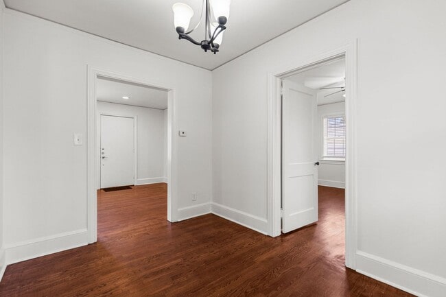 Building Photo - 202 Robinson St