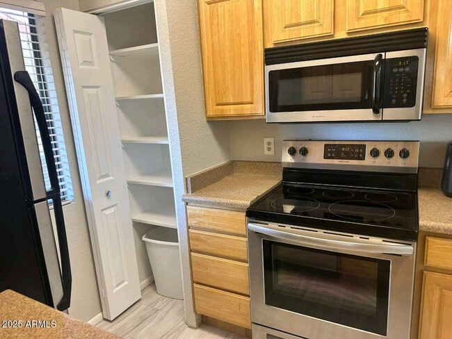 Building Photo - 1745 E Glenn St