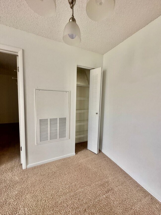 Building Photo - Beautiful 1 bed 1 bath condo in pristine l...