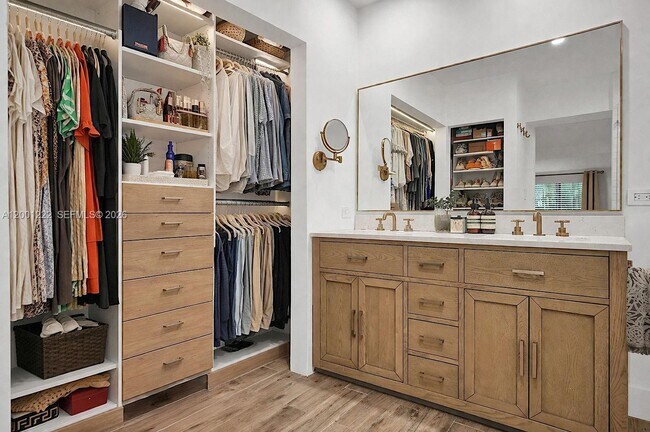 Building Photo - 2311 SW 9th Ave