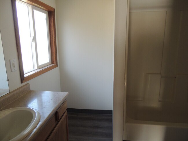 Building Photo - $1,900 – 2 Bed / 2 Bath Home with Fenced Yard, Fireplace, and Garage