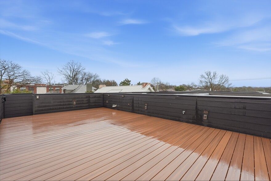 Spacious rooftop deck with open views - 3718 West End Ave