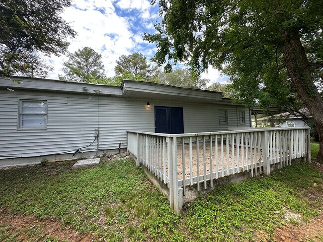 Building Photo - 2748 Woodside Dr