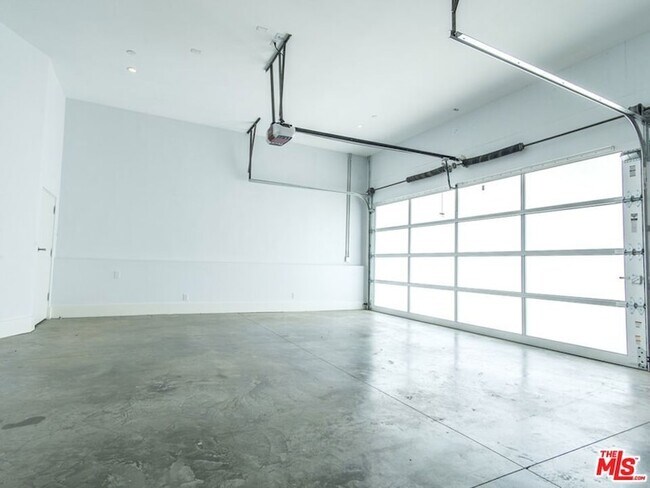 Building Photo - 200 Arno Way