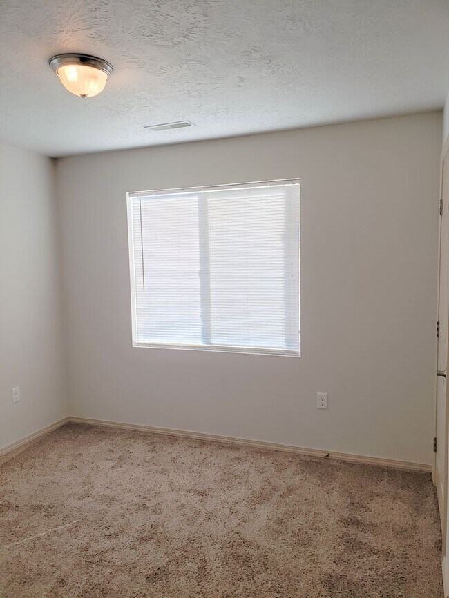 Building Photo - 1001 W Broadway Ave