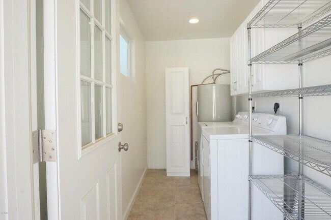 Building Photo - 1748 W Glenrosa Ave