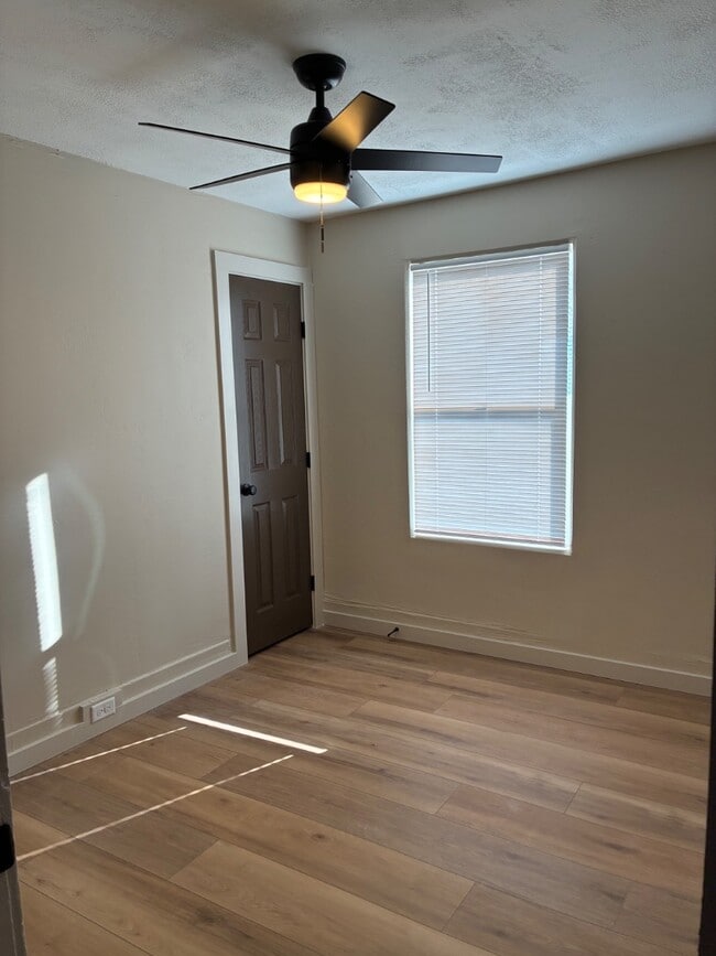 Building Photo - 910 Conant Ave