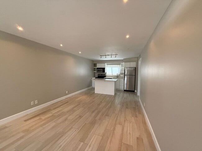 Building Photo - Modern Vintage in Old Town