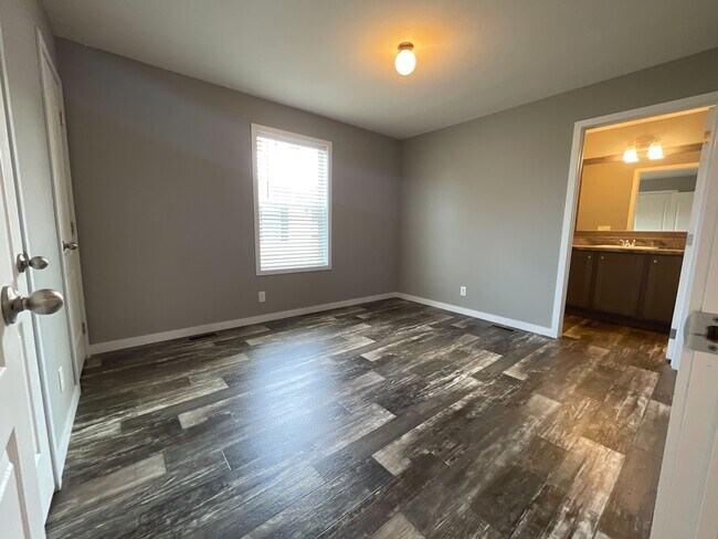 Building Photo - 38033 Ducharme Dr