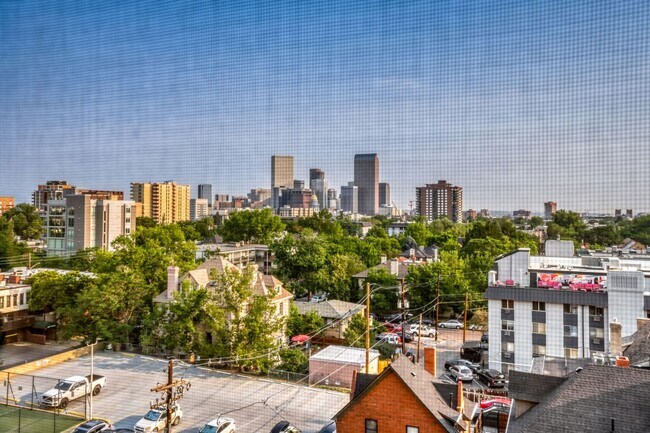 Building Photo - SPACIOUS 2Bd/1BA Condo- Cap Hill Neighborhood! Available NOW!