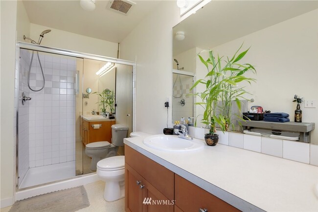 Building Photo - Beacon Hill 3bed 2.5bath Home