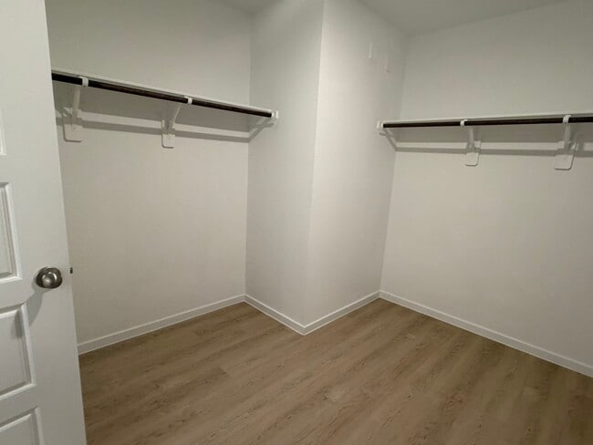 Building Photo - 523 Robin Ct