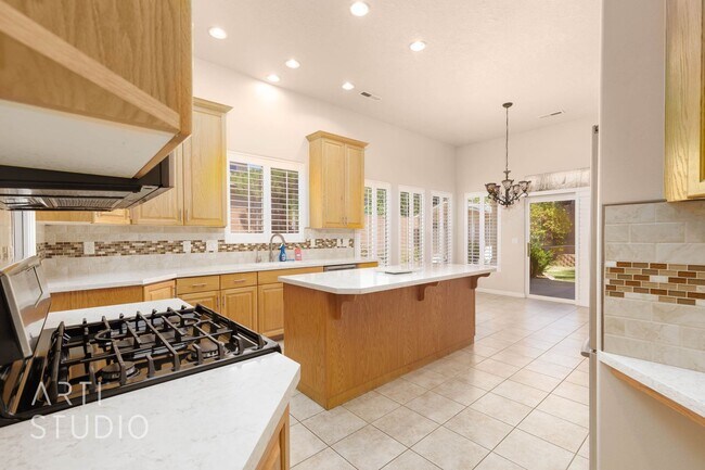 Building Photo - Stunning 3-Bedroom Home with Private Backy...