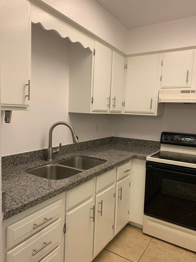 Building Photo - Small Apartment Community, Remodeled One bed/One bath!