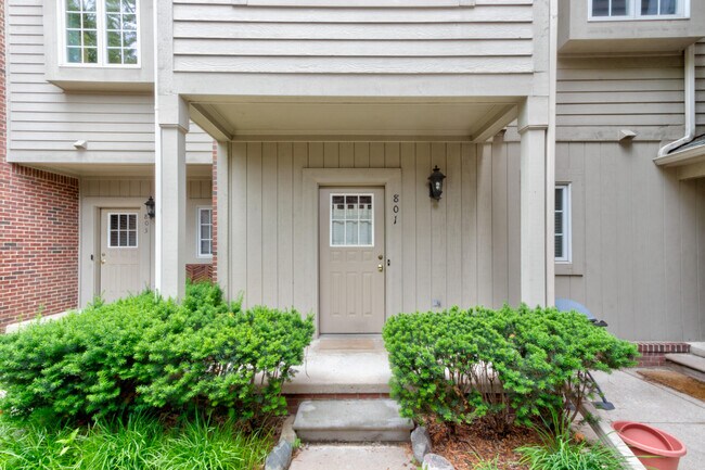 Building Photo - 801 N Sherman Dr