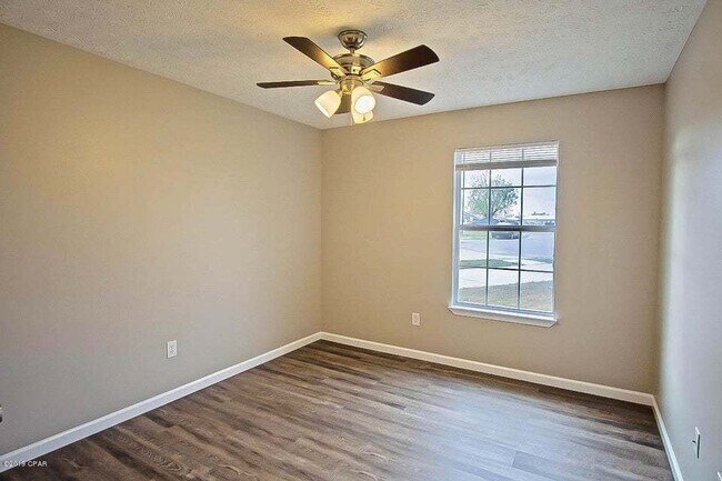 Building Photo - Charming 4-Bedroom Home in Panama City with 2 Full Bathrooms and 1325 Sq Ft."