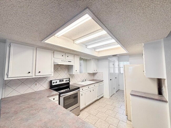 Building Photo - 412 Short Circuit