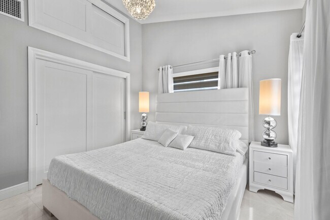 Building Photo - 7101 W Lake Dr