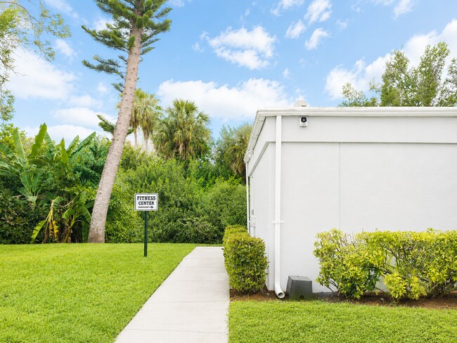 Building Photo - Updated 2-Bedroom Condo with Screened Lanai with water included.