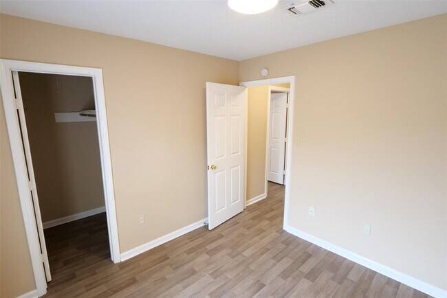 Building Photo - 22015 Kenlake Dr