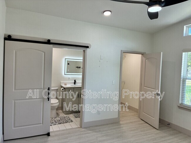 Building Photo - 10230 NE 72nd St