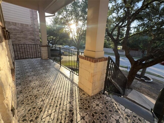 Building Photo - 904 Annadale Dr